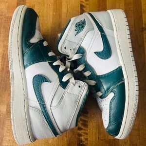 Air Jordan 1 Mid SE Size 3.5Y